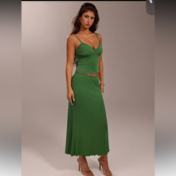 2 pc Green Women's Skirt set. For a night out or the beach - Picture 4 of 5